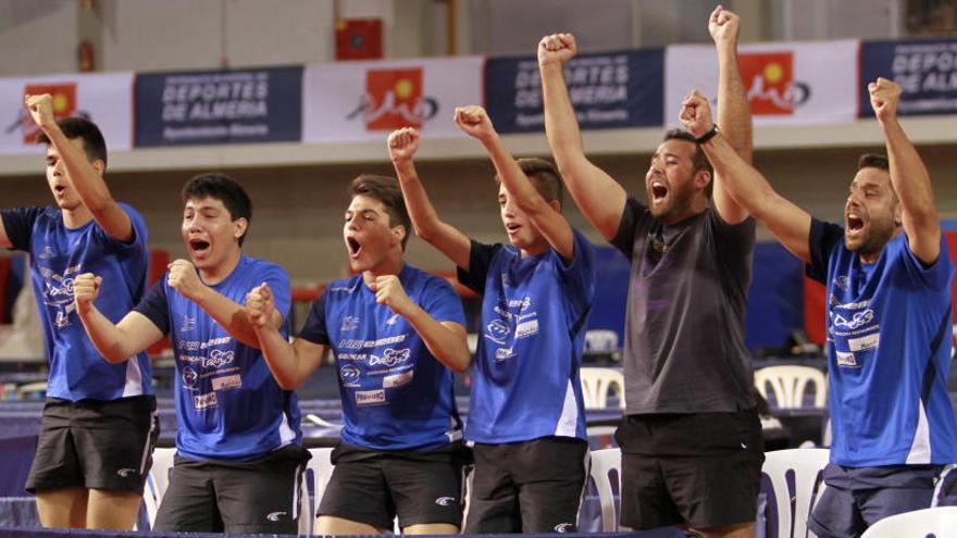 El equipo del Alicante Tenis de Mesa celebra el punto de la victoria en el Campeonato de España Juvenil.