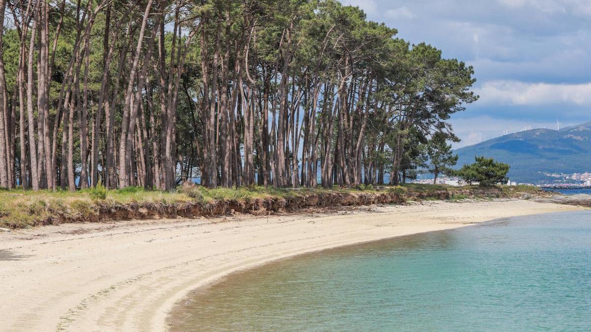 Vista del monte que se está comiendo el mar en A Illa de Arousa. a