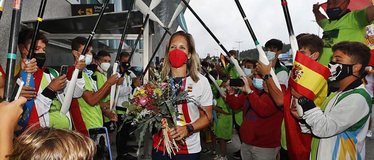 La palista Teresa Portela, a su llegada con la medalla de plata.   | // RICARDO GROBAS