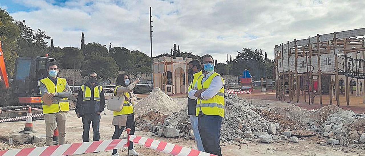 El alcalde visitó ayer las obras del nuevo parque.