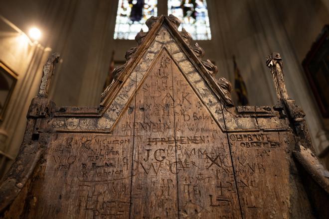 Abadía de Westminster coronación de Carlos III nombres grabados silla coronación