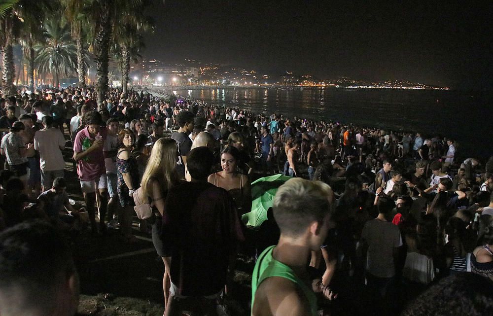 Como es tradición, el espectáculo pirotécnico da paso a días de fiesta en Málaga. Y como cada año, cientos de jóvenes siguieron los fuegos desde la playa de La Malagueta