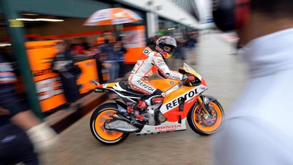 Márquez sale del box de Repsol Honda en el circuito de Misano.