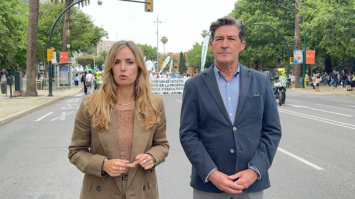 La candidata de Vox por Málaga a las elecciones andaluzas, Yolanda Gómez, en la manifestación de médicos convocada en Málaga.