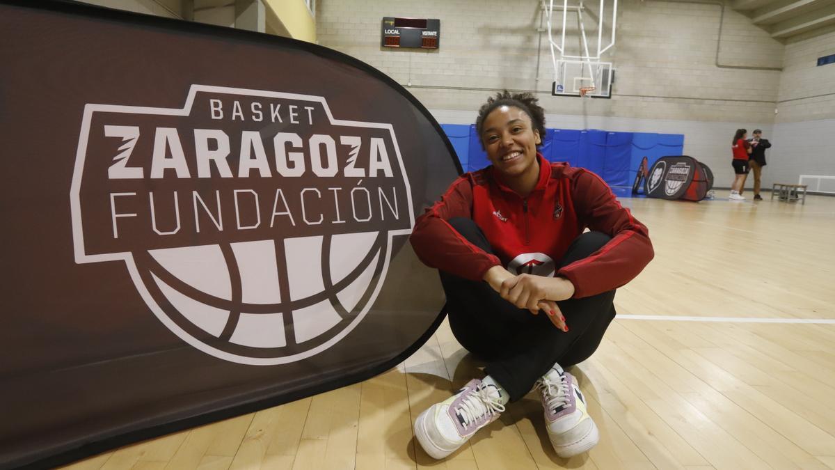 Helena Oma posa junto al logo de la Fundación del club.