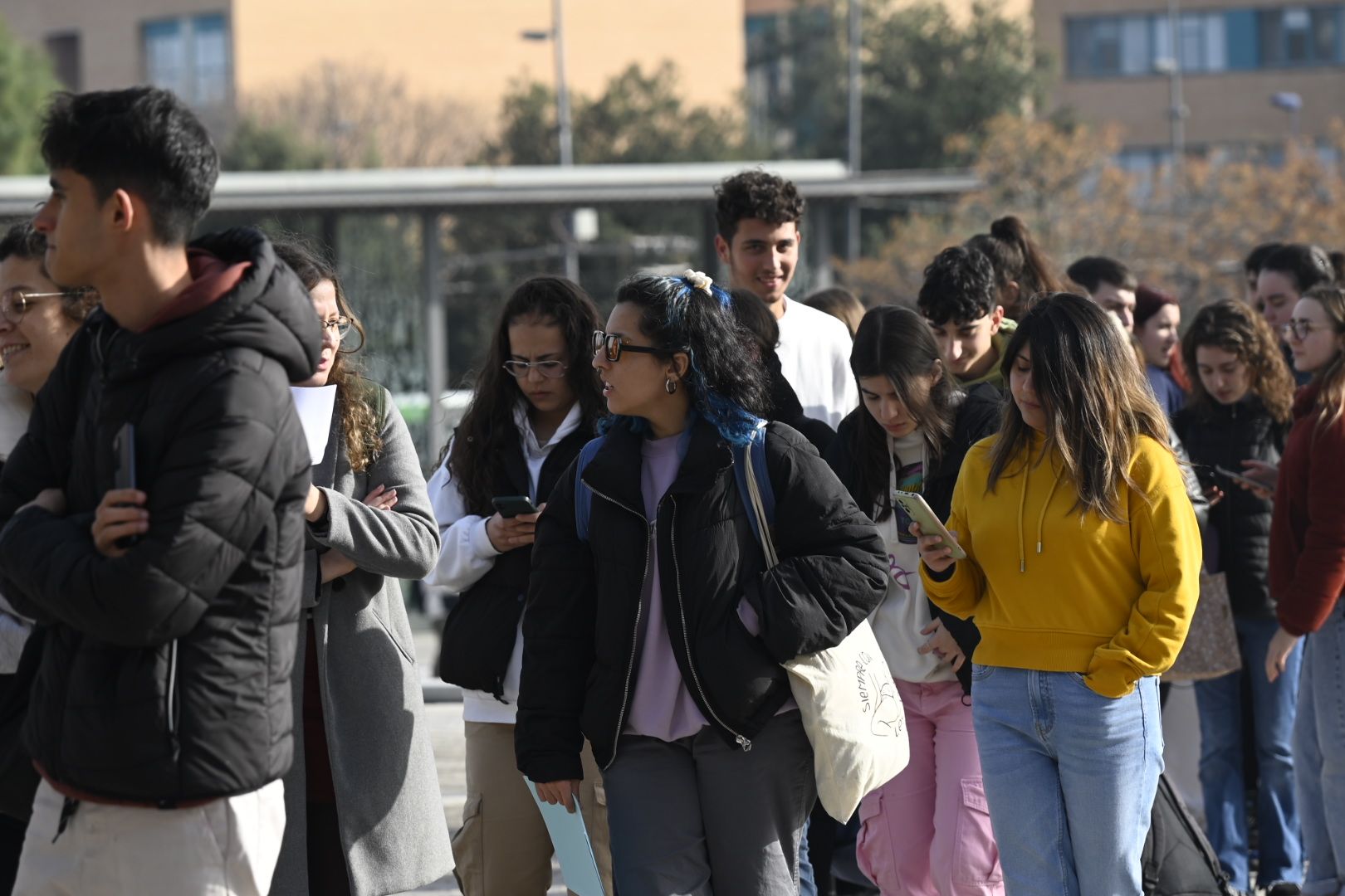 Búscate en la galería del reparto de pulseras para las Paellas de la UJI