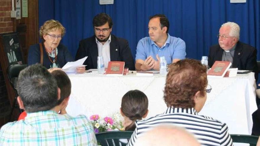 El acto de presentación del libro; por la izquierda, Isabel Lanzón, Álvaro Solano, el alcalde, Alejandro Vega, y Agustín Hevia.