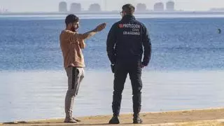 Buscan a un menor de 15 años desaparecido en el Mar Menor al naufragar en una canoa robada