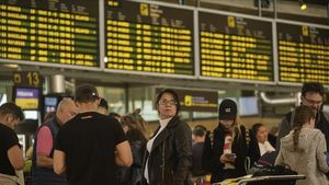zentauroepp52458721 passengers stand and queue in the airport in santa cruz de t200224230320