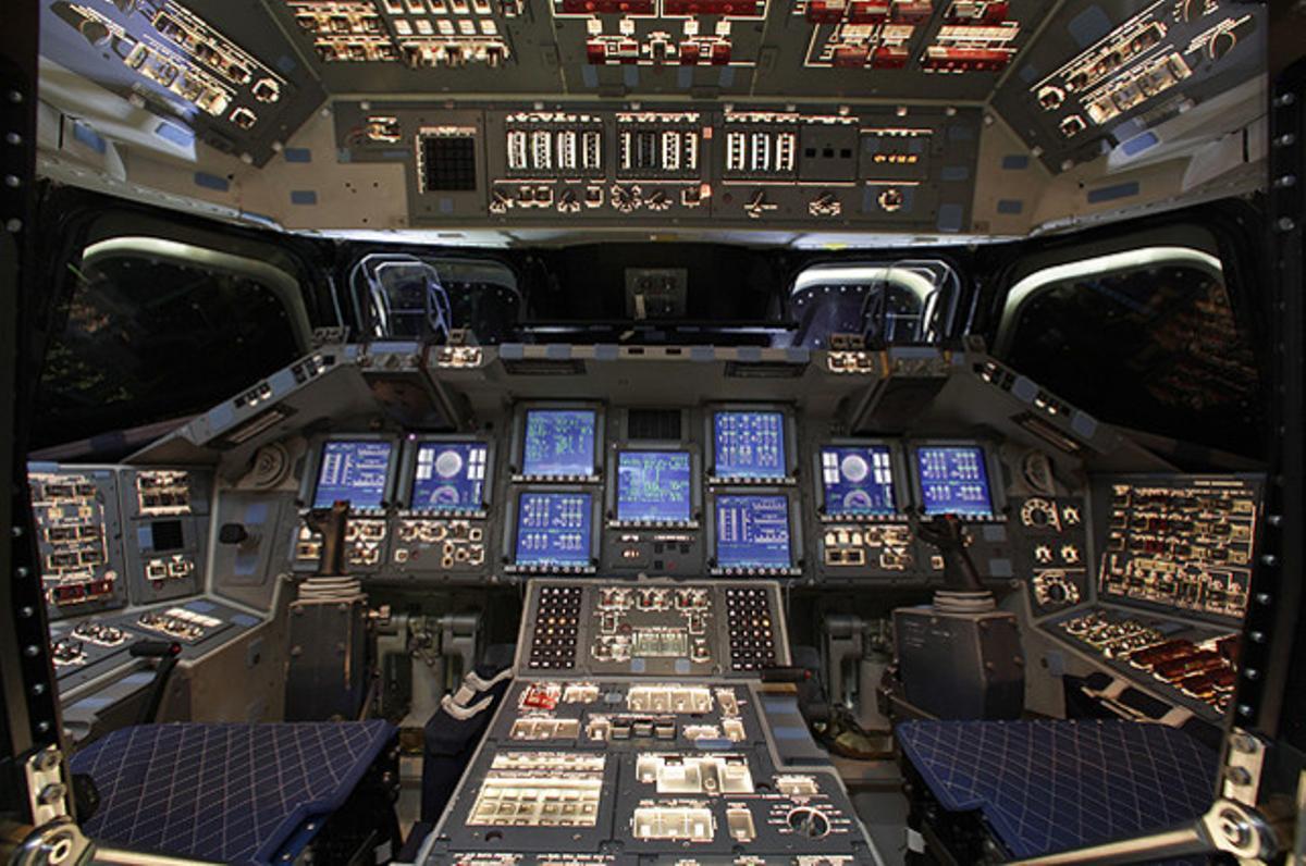 El seient del comandant (a l’esquerra), a la cabina del transbordador espacial ’Endeavour’, al Centre Espacial Kennedy a Cap Canaveral, després del tancament del programa espacial de la NASA.
