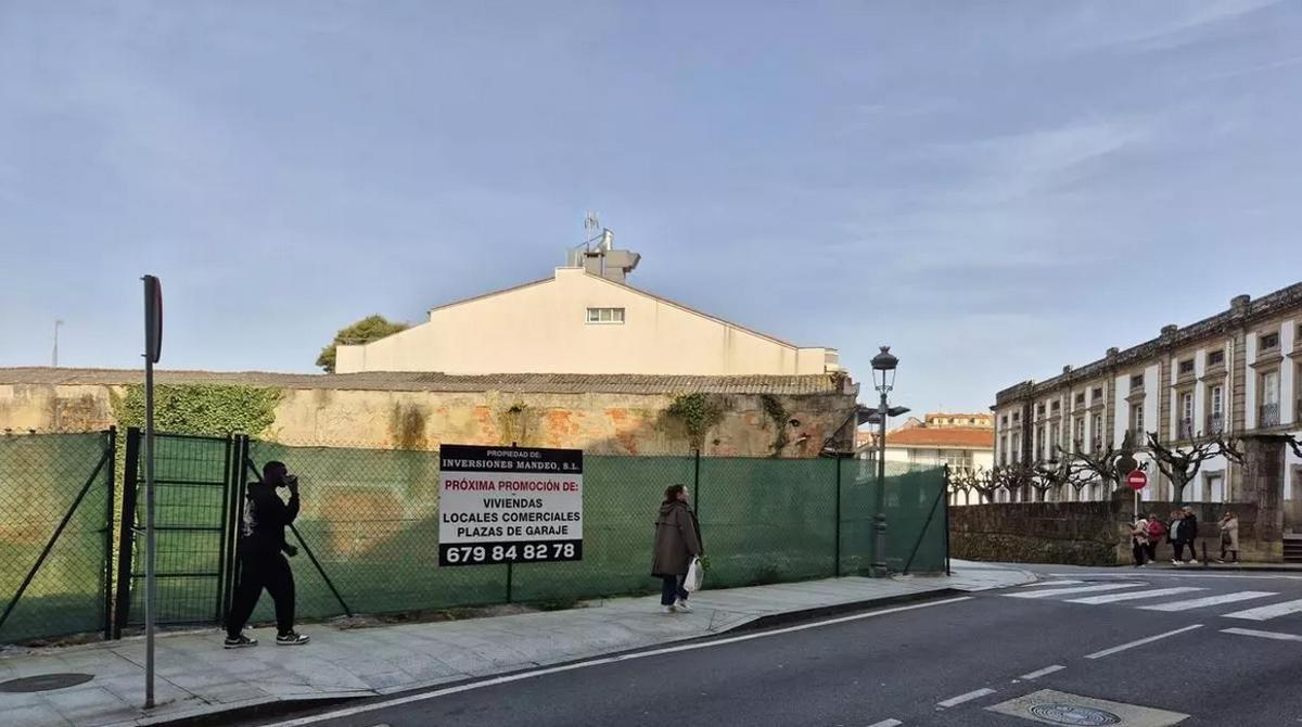 Solar junto al Liceo de Betanzos anunciando una nueva promoción de viviendas