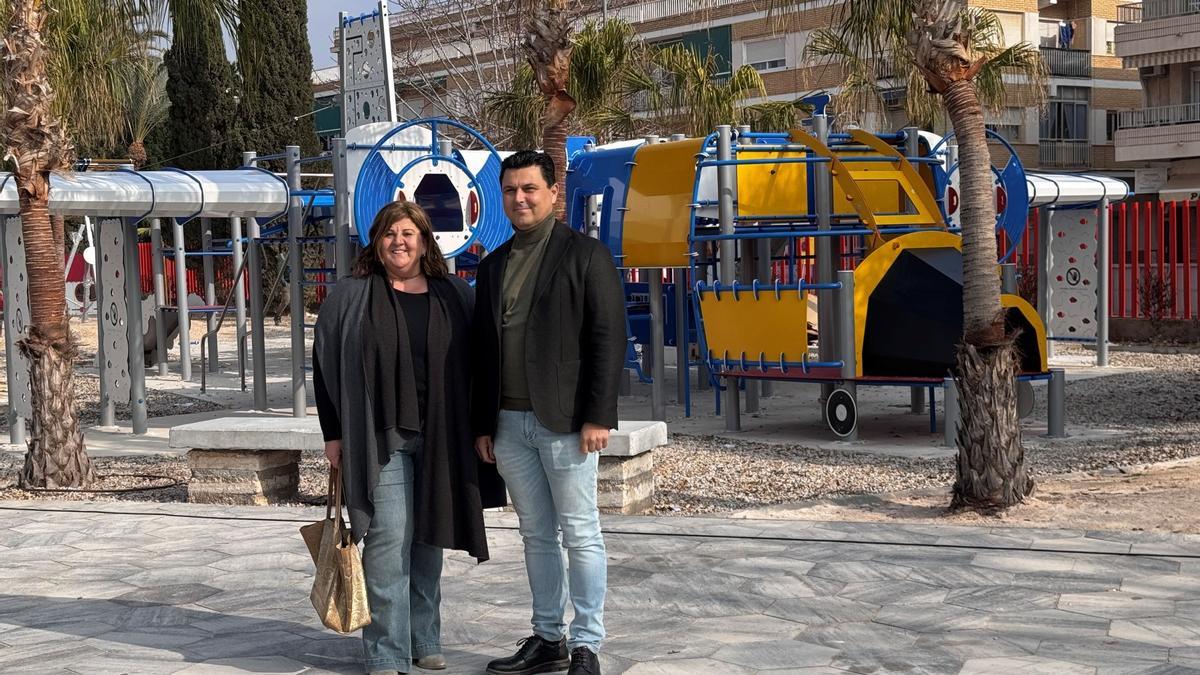 La concejala de Servicios Comunitarios, Parques y Jardines del Ayuntamiento de San Javier, María Dolores Ruiz, junto al alcalde del municipio, José Miguel Luengo, en el parque Príncipe de Astuarias.