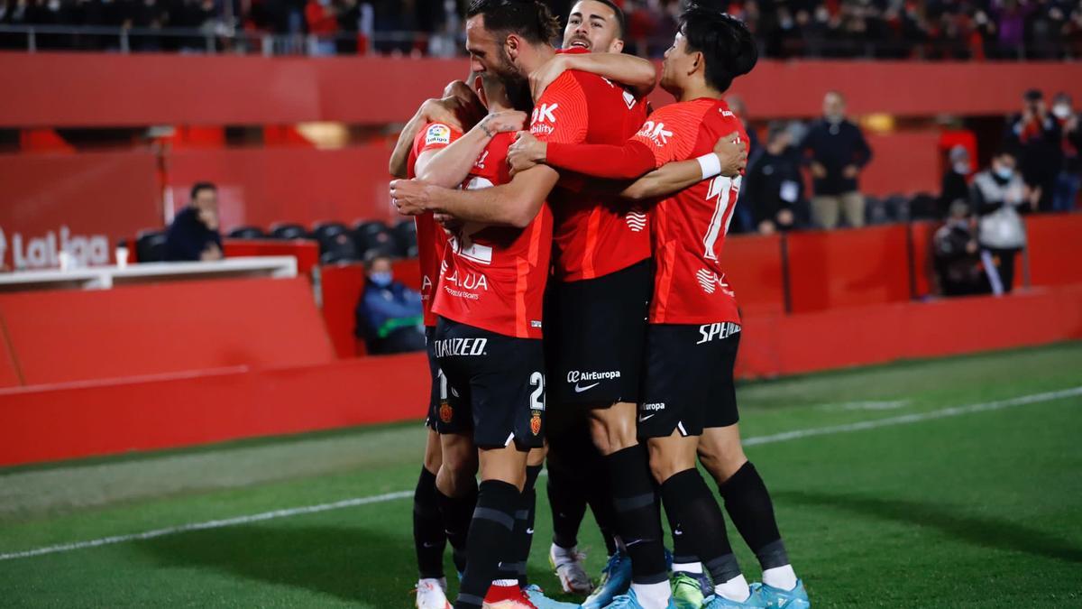 Los jugadores del Mallorca celebran uno de los goles ante el Athletic.