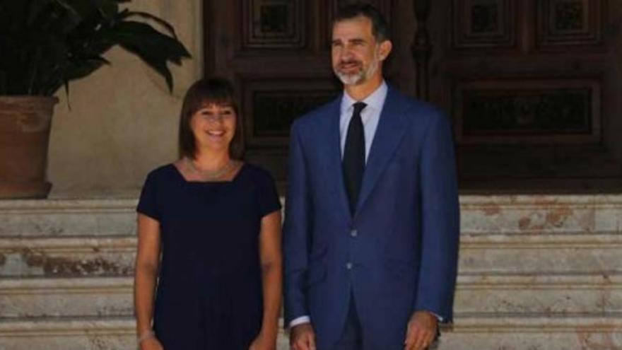 Felipe VI recibe a las autoridades baleares en el Palacio de Marivent