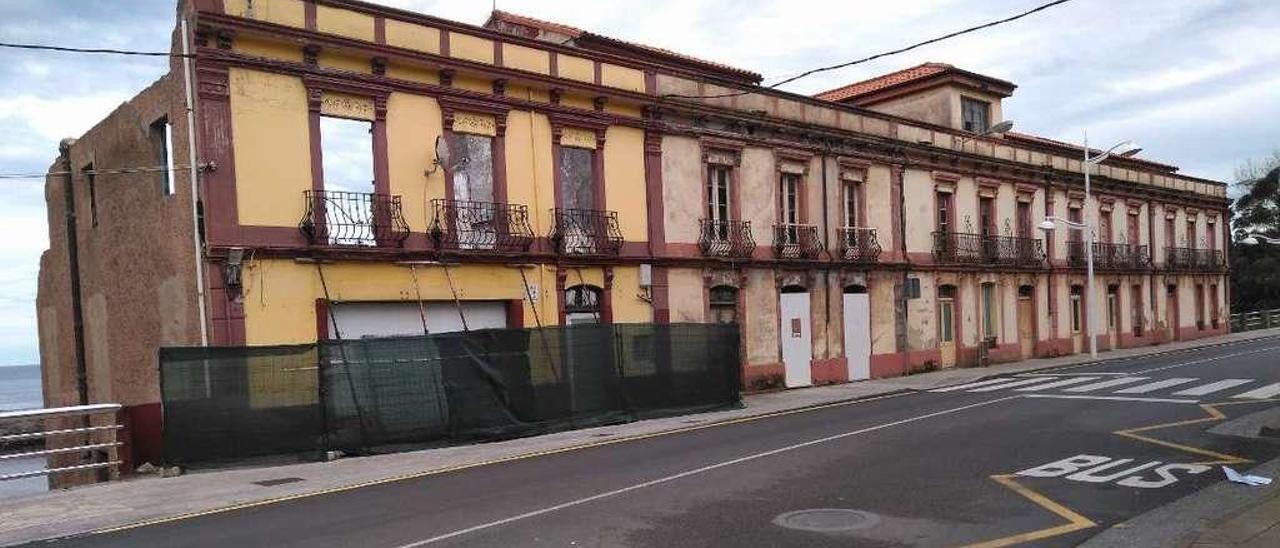 Edificio de Perán cuyo derribo se somete a información pública.