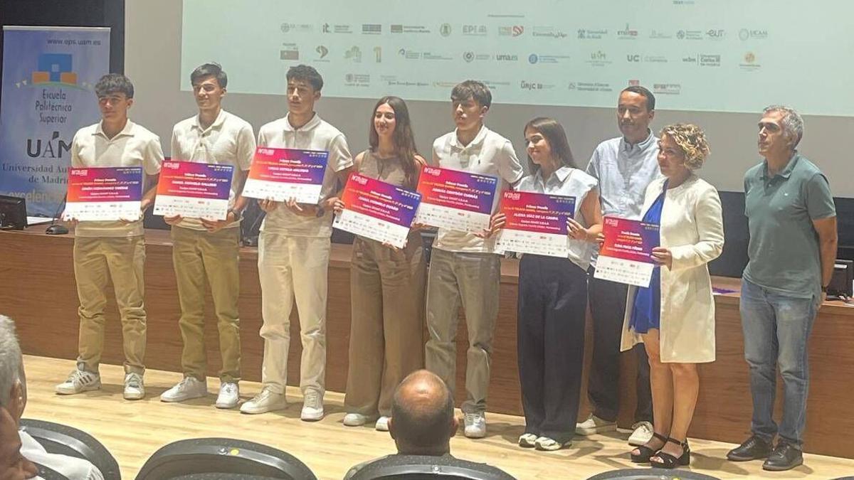 Alumnos del Sagrada Familia de Aldán con profesorado en la recogida del premio en Madrid.