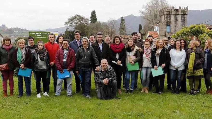 Alumnos, monitores y autoridades, ayer en la finca de Pousadouro.