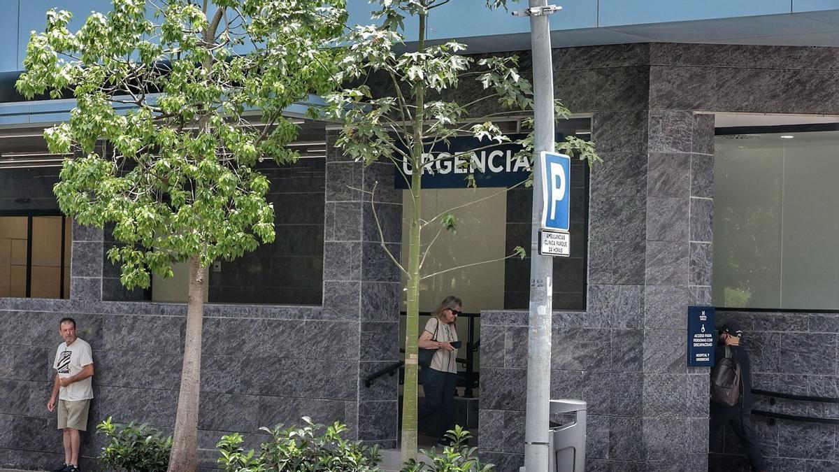 Un paciente entra en las urgencias de un centro privado.