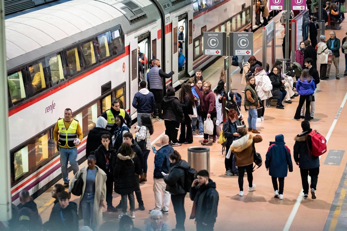 Varias personas en un andén de Atocha.