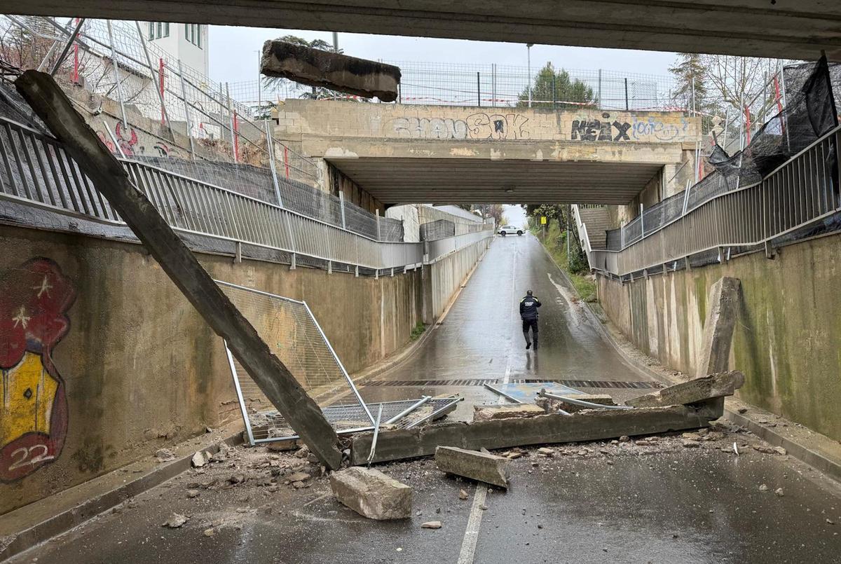Se derrumba parte de un puente en La Garriga afectado por las obras de la R3, y el Ayuntamiento apunta a una “mala ejecución”.
