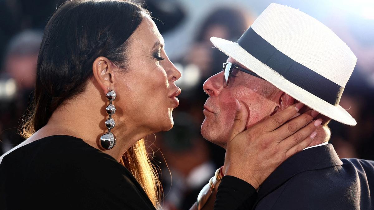 Karla Sofía Gascón con el director Jacques Audiard en Cannes.