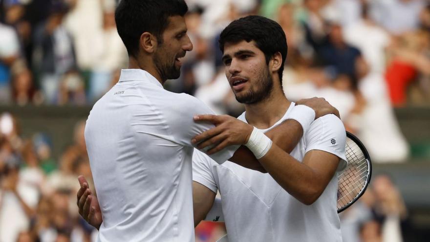 Djokovic felicita a Alcaraz al  término del  partido. | Efe