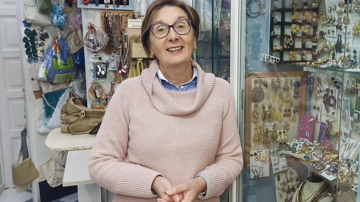 Ana Sánchez, propietaria de Regalos Duende, que cierra por jubilación.