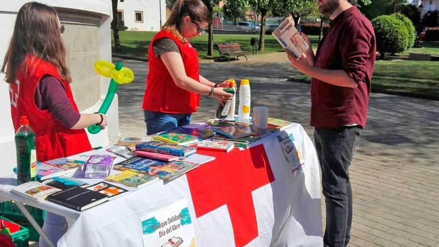 Champú y gel a cambio de libros por una buena causa