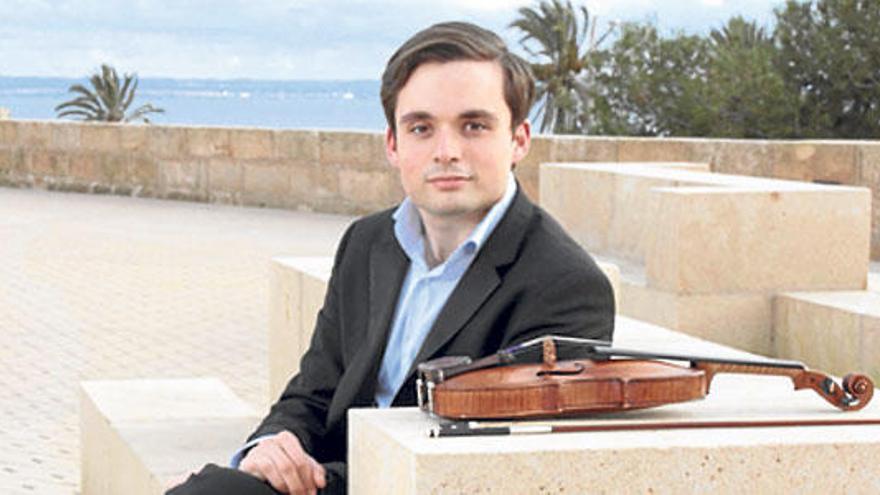 Francisco Fullana posa junto a su instrumento más preciado, el violín.