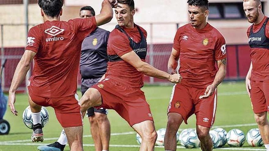 Martin Valjent y Xisco Campos, ayer en Son Bibiloni, durante el Ãºltimo entrenamiento que dirigiÃ³ Moreno antes del partido ante la Real.