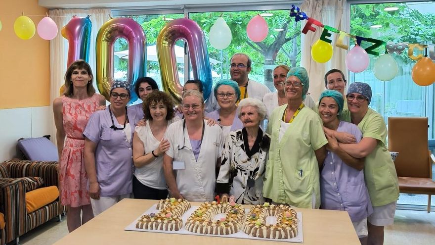 Teodora Aliaga celebrant els seus 100 anys.