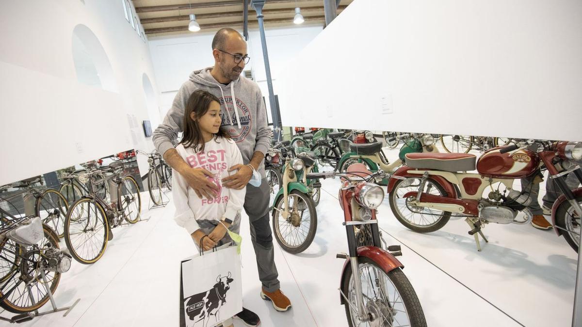 La sala de l’Escorxador exhibeix exemples de motocicletes i bicicletes fetes a Figueres | EDUARD MARTÍ