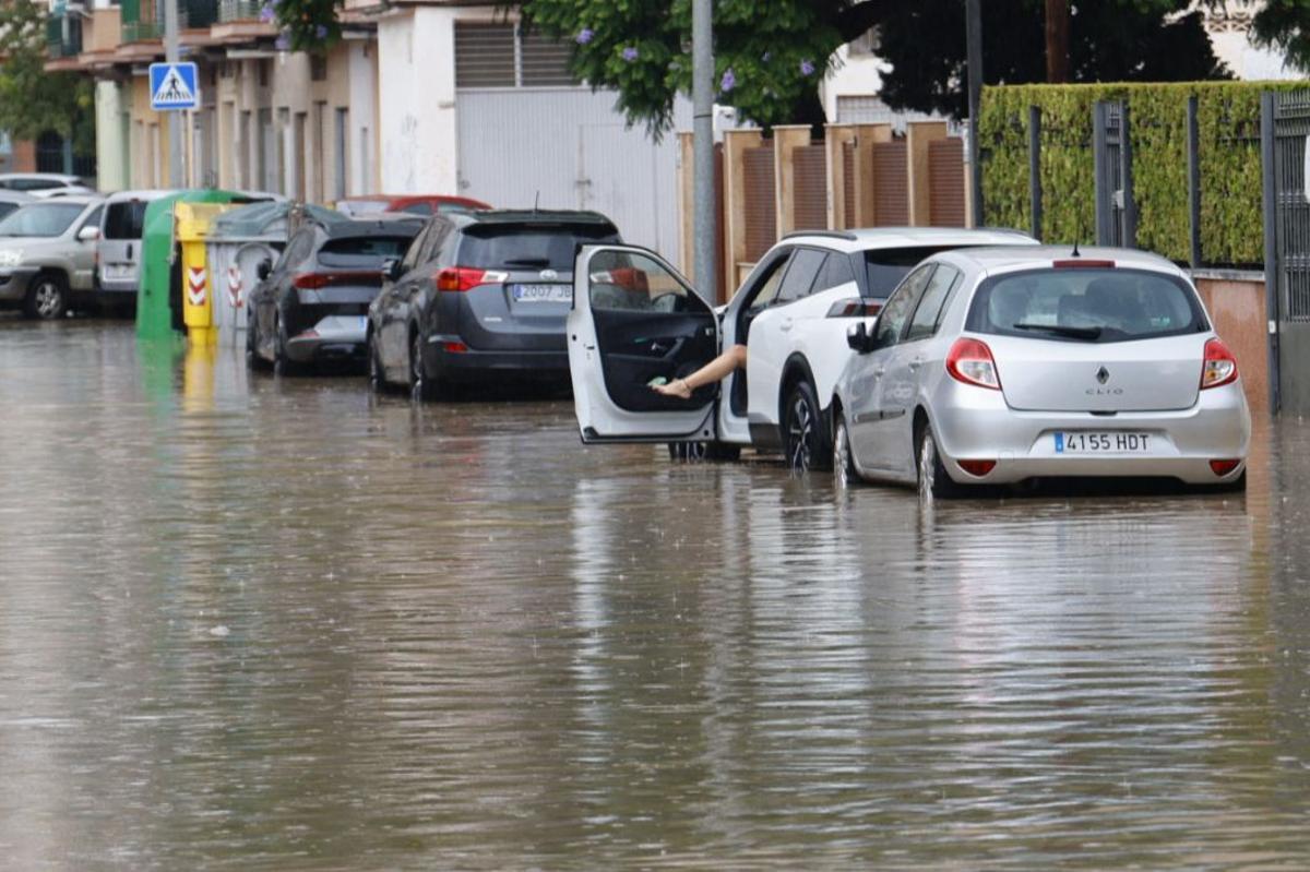 Las lluvias de ayer dejaron algunas calles del centro de Cartagena completamente anegadas.