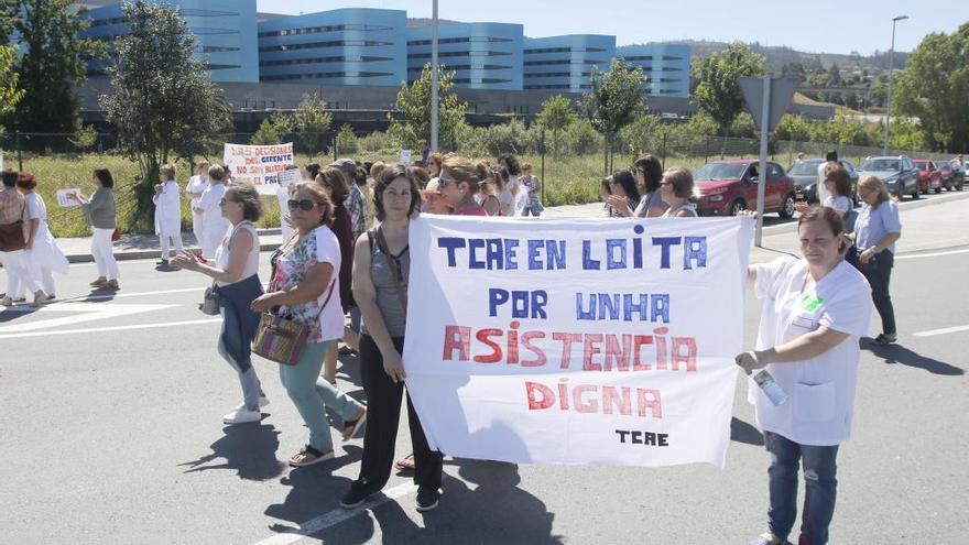 Protesta de las auxiliares, el lunes en el exterior del Cunqueiro. // A. Villar