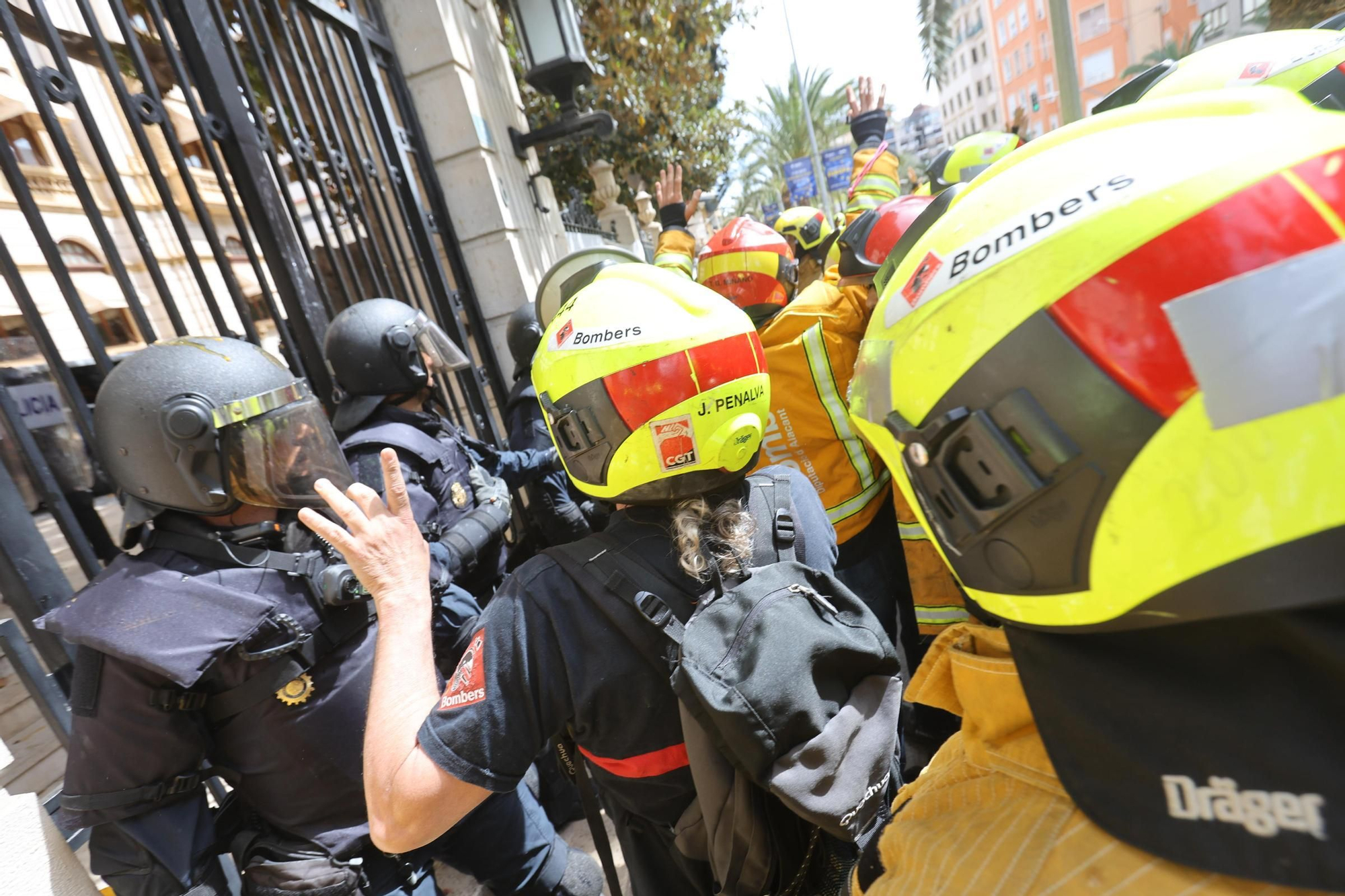 Protesta de los bomberos frente a la Diputación de Alicante