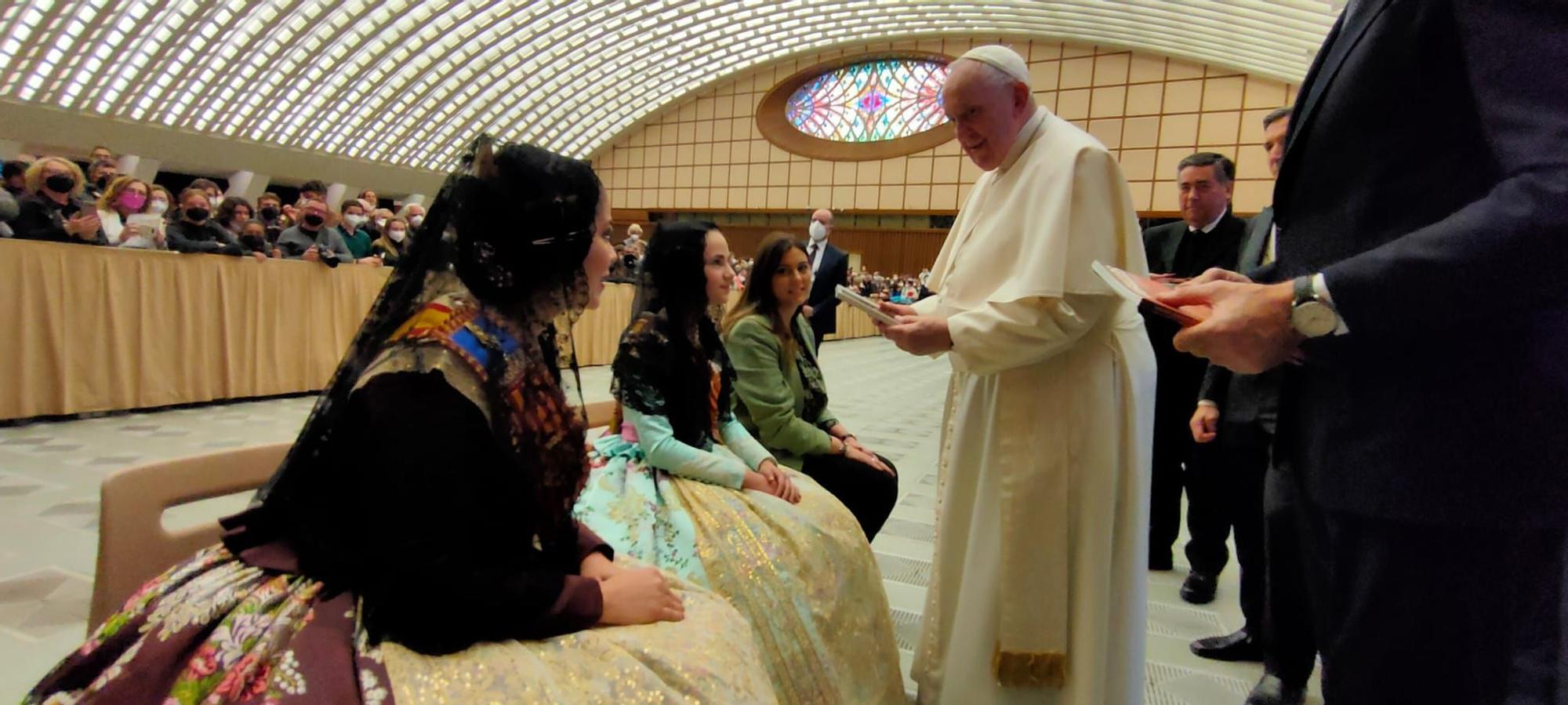 Extra Fallas Levante-EMV. Momento histórico: el papa Francisco recibe a las falleras mayores de València