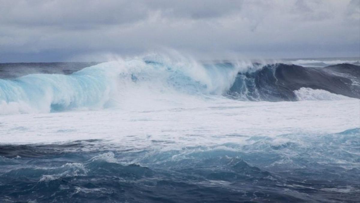 Se amplía a toda Canarias la alerta por fuerte oleaje y viento