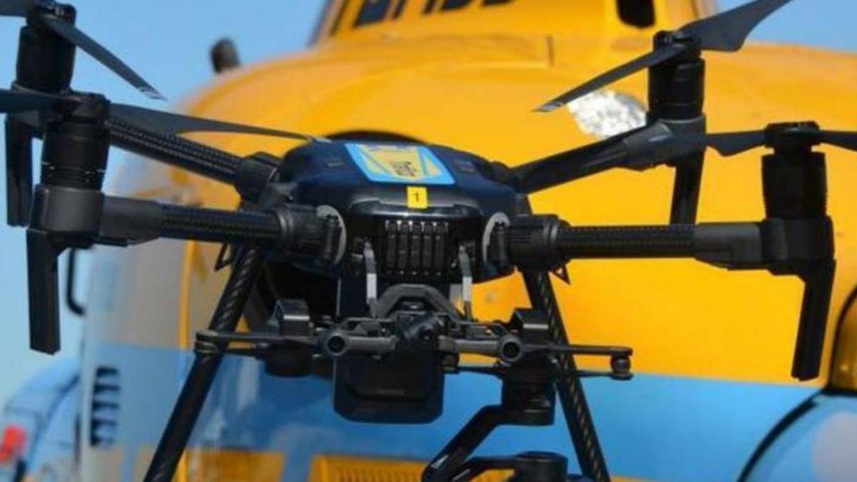 En primer término, uno de los drones de Tráfico, y detrás, un helicóptero con sistema Pegasus similar al que se retira del Noroeste.