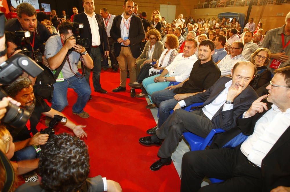 El secretario general del PSOE, Alfredo Pérez Rubalcaba, y el líder de los socialistas valencianos, Ximo Puig, durante el mitin de cierre de campaña para las elecciones europeas de 2014 en Alicante