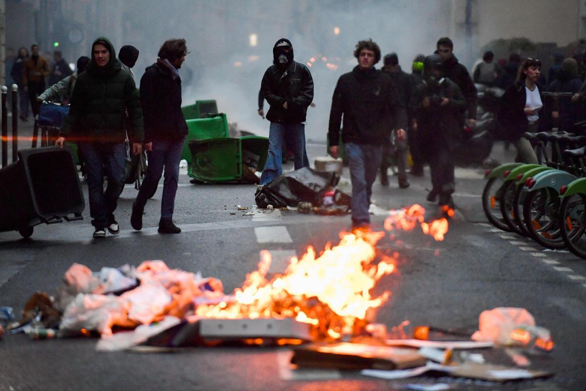 Protestas en Francia. Miles de ciudadanos se echan a las calles para manifestar su descontento con el fallo del Constitucional francés y que ha generado altercados en diferentes ciudades