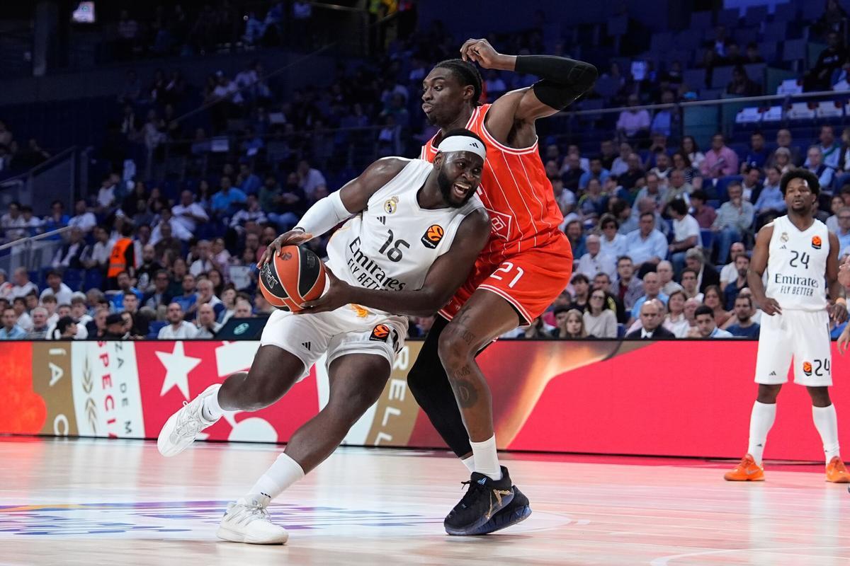 01/05/2026 Usman Garuba of Real Madrid and Tai Odiase of Hapoel IBI Tel Aviv compete for the ball during the Turkish Airlines EuroLeague 2025/26, Play Offs match 2 between Real Madrid and Hapoel IBI Tel Aviv at Movistar Arena on May 01, 2026 in Madrid, Spain. DEPORTES Dennis Agyeman / AFP7 / Europa Press