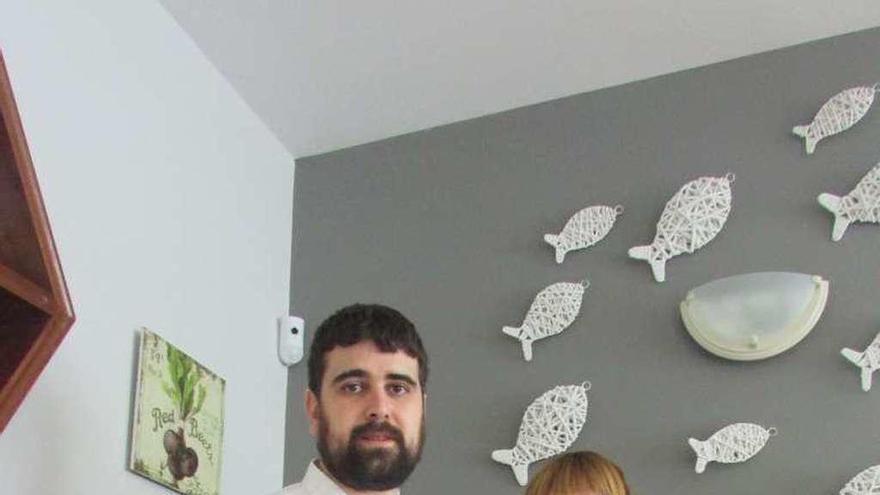 Pedro Noriega y Marisa Mijares en su restaurante de Celoriu, ayer.