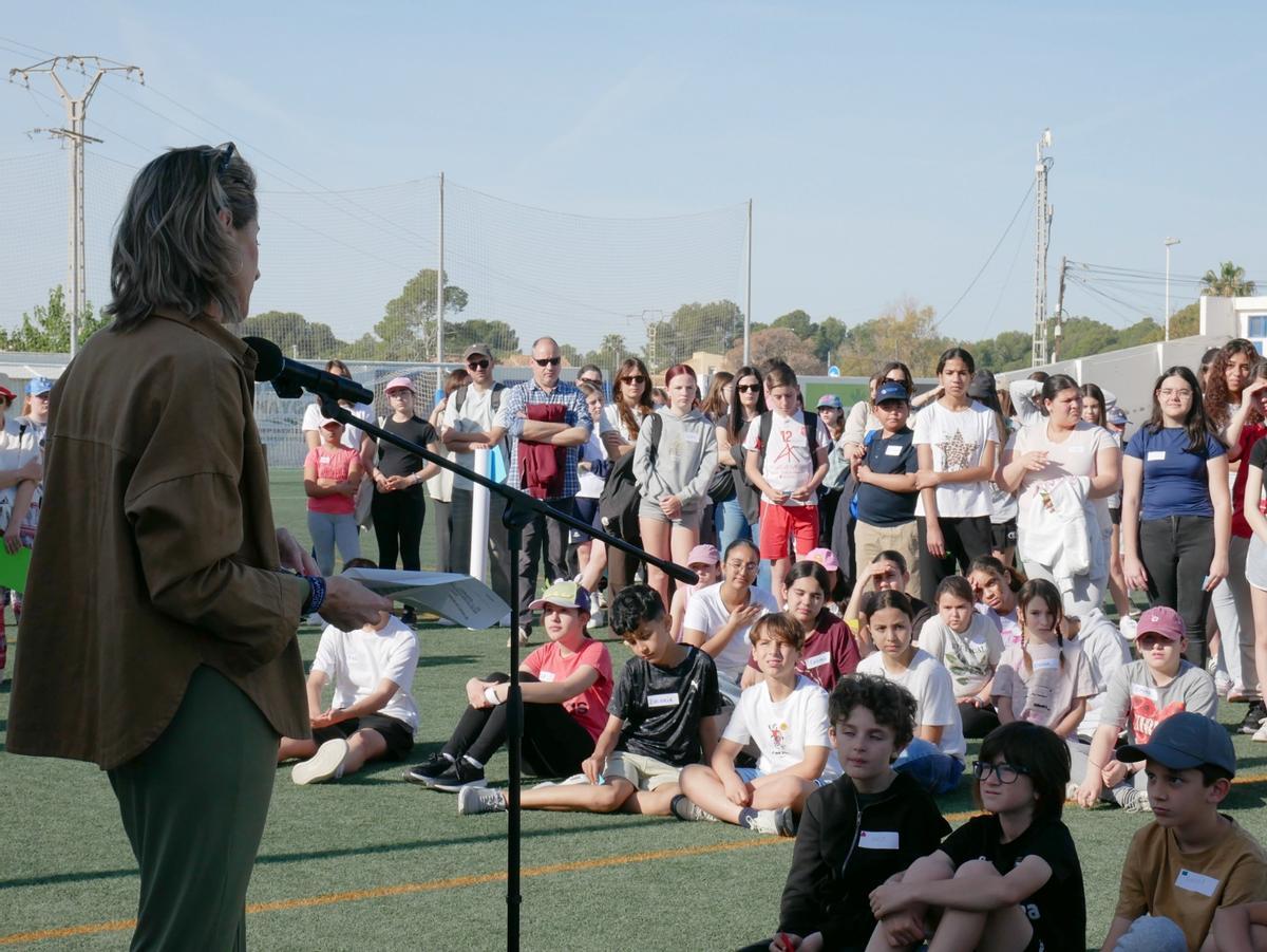 La alcaldesa se dirige a la comunidad escolar de Crevillent en las jornadas celebradas en el campo de fútbol Enrique Miralles