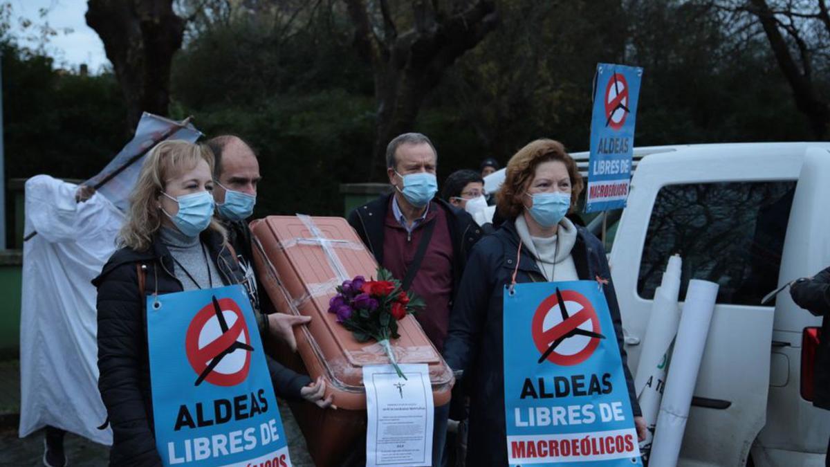 En Ferrol, la movilización se escenificó con un entierro. |   // ADEGA