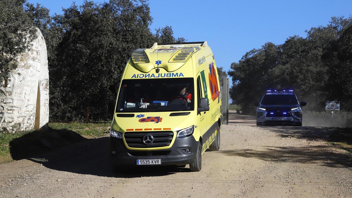 Una ambulancia del 061 abandona la base de Cerro Muriano seguida por la Guardia Civil.