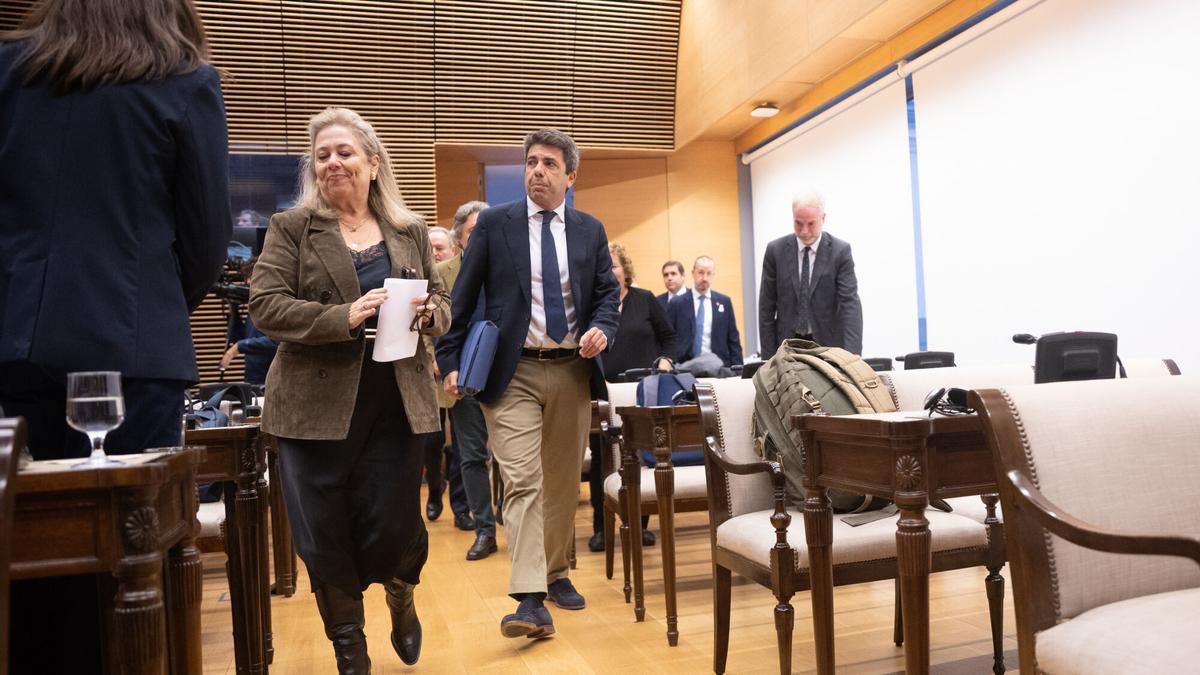 El 'president' en funciones, Carlos Mazón, entra en la comisión de la dana, en el Congreso, el pasado lunes.