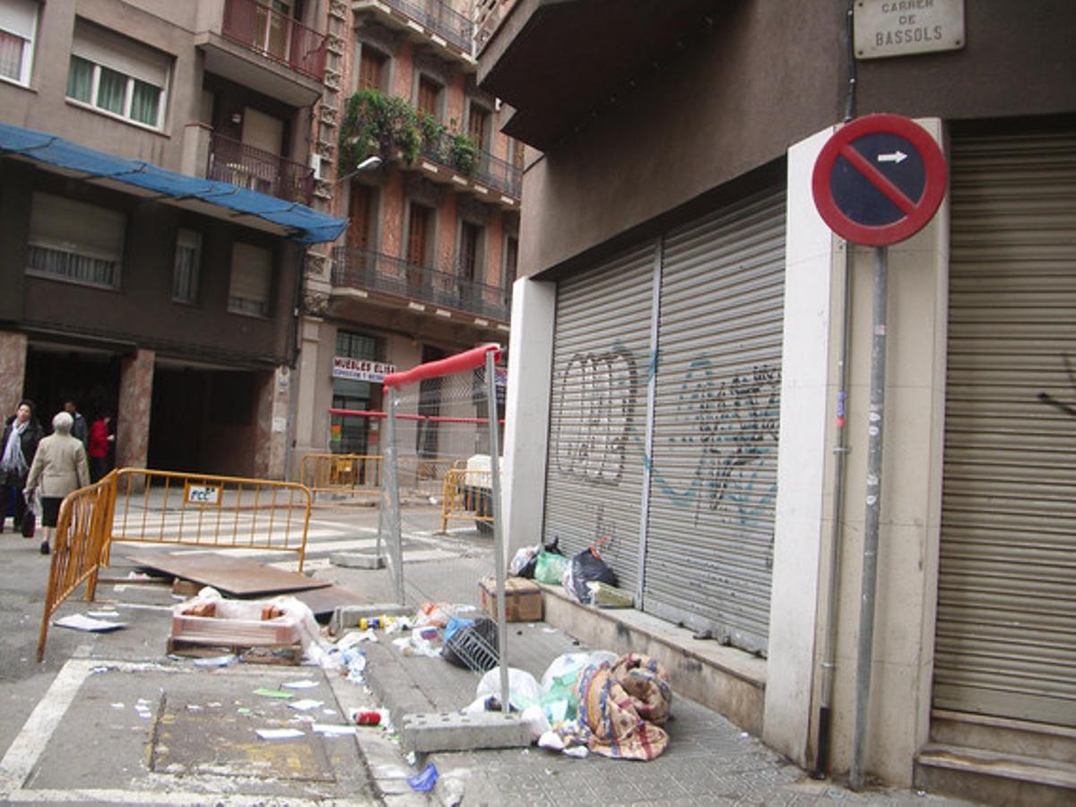 Veïns mandrosos i incívics. Ens queixem sovint de la deixadesa de l’ajuntament, però els ciutadans tampoc fem gaire per mantenir els carrers nets. Hi ha obres al carrer de Xifré, a Barcelona, i per poder treballar han estat retirats els contenidors i reubicats a uns 50 metres de distància, però alguns veïns, mandrosos i incívics, consideren que els dipòsits d’escombraries ara queden massa lluny i llencen les deixalles a la vorera.