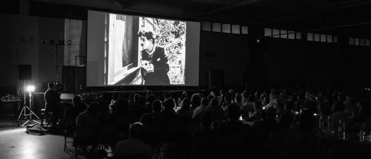 Imagen de una edición anterior de las jornadas, con Charles Chaplin en la pantalla.