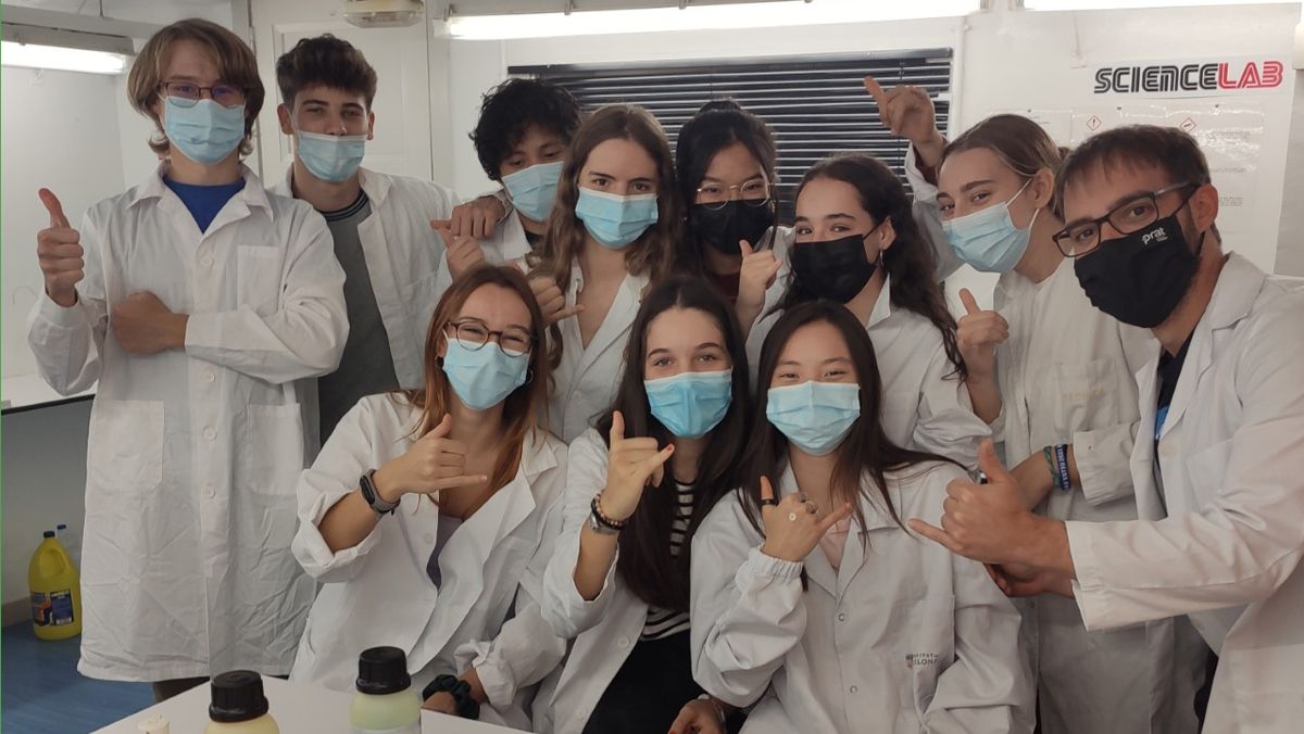 Alumnos del bachillerato científico de Prat Educació, en el laboratorio