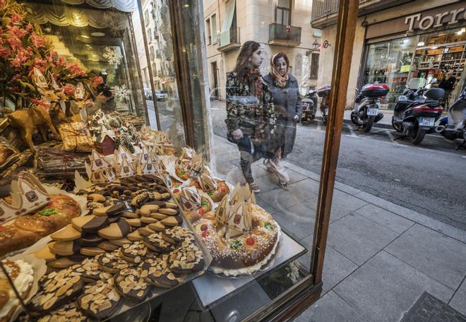 Anna (26 años), propietaria de la pastelería más antigua de Barcelona: "Trabajo 14 horas al día seis días a la semana"